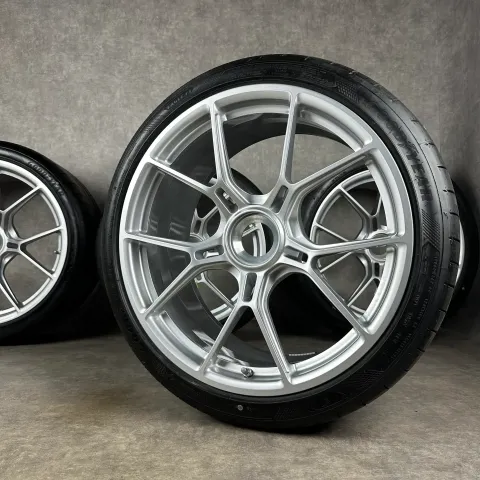 Background image for Sommerräder Porsche 992 + 992.2 GT3 Felgen 20/21" Touring SILBER 992044686CB Original ZV TOP