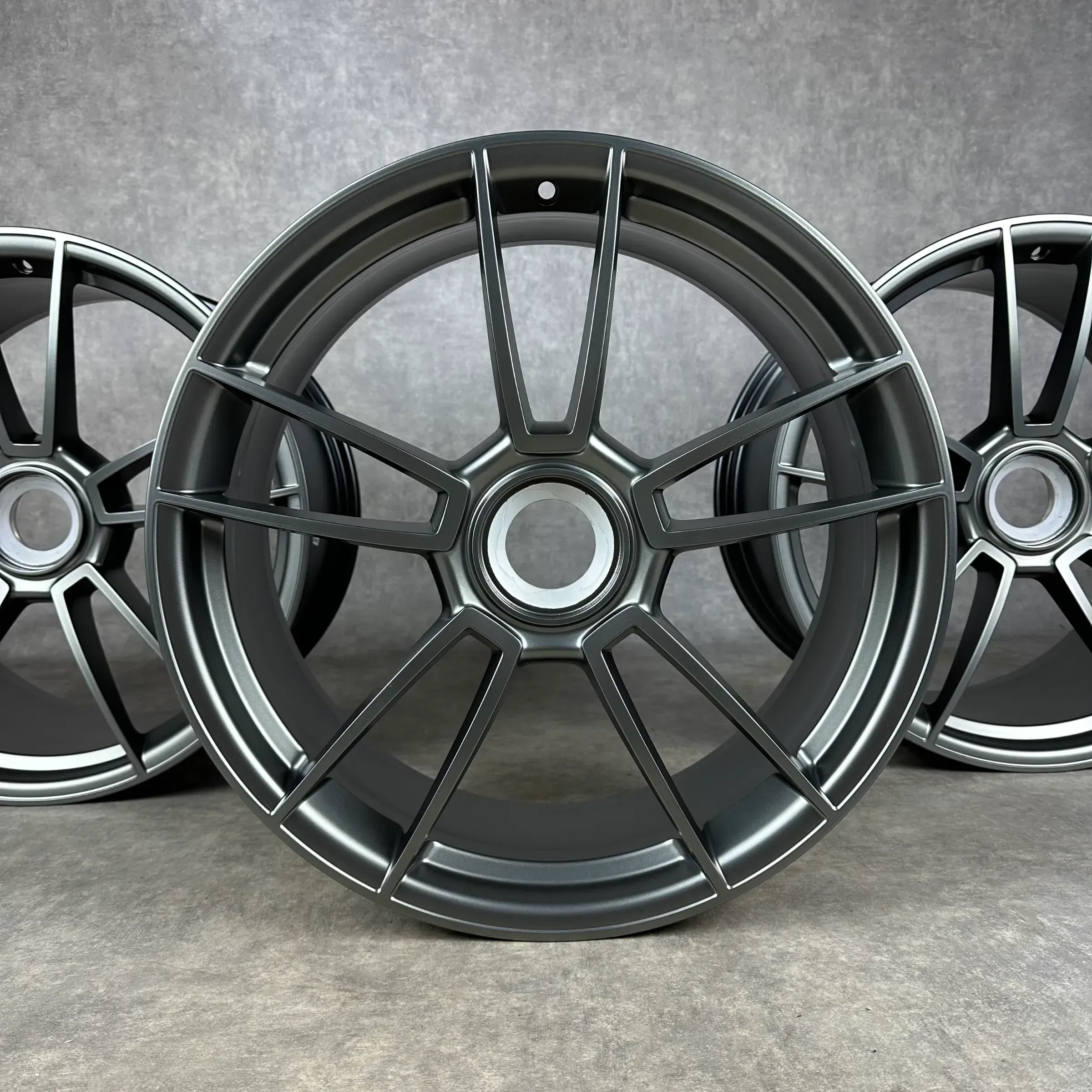 Porsche 992 Turbo S Felgen 20"+21" Original Zentralverschluß ZV Platinum 992044602BA - Bild 1